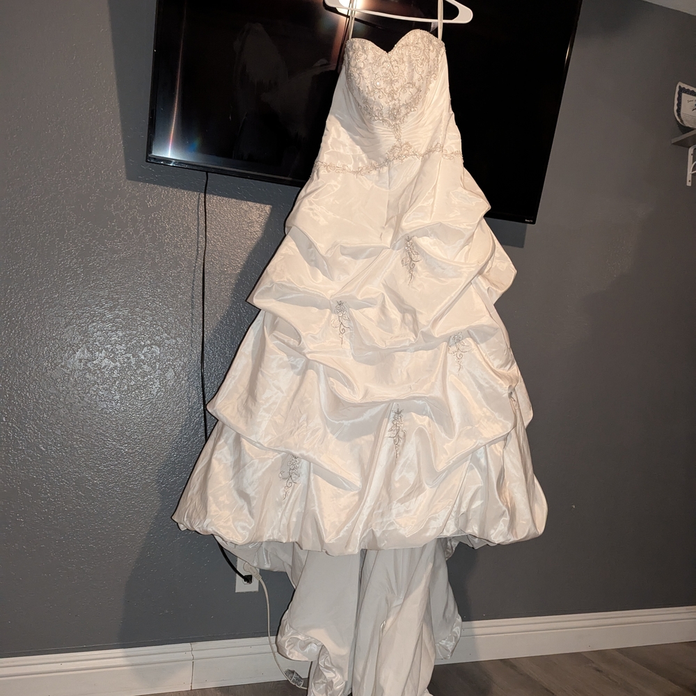 Elegant White Strapless Gown